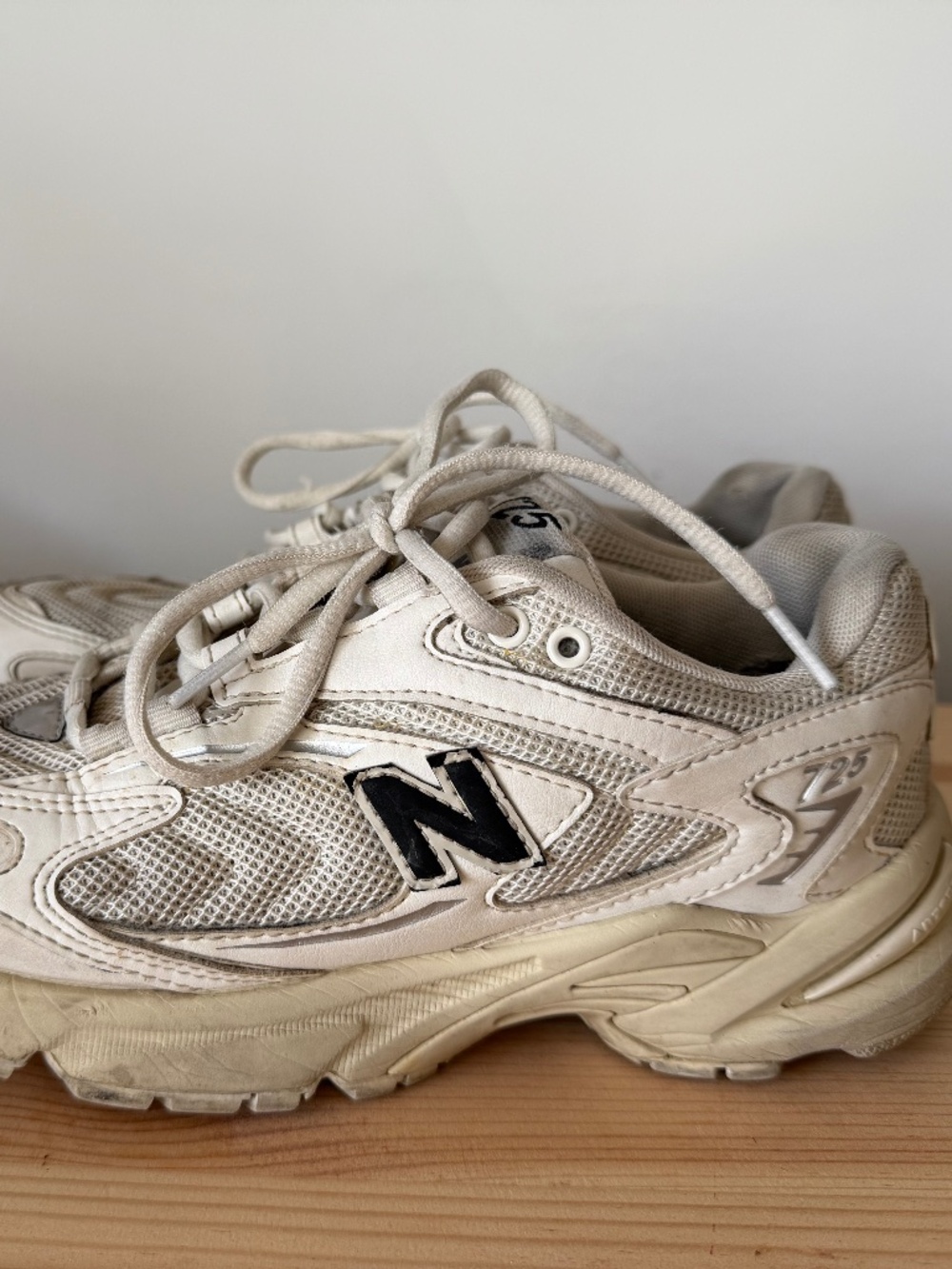 725 NB sneakers